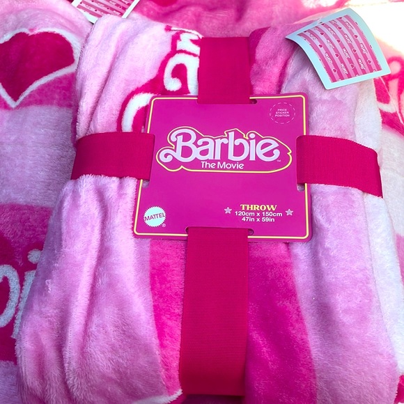 SOLD OUT 🫶 Barbie the Movie Blanket NEW Baby Pink Hot Pink Hearts 😍💕👸 - Picture 3 of 4